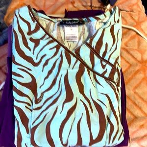 Medium scrub top
